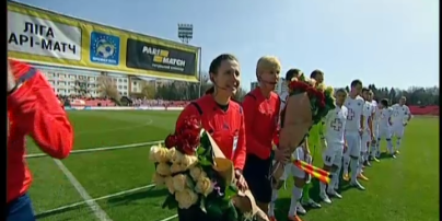 Українську жінку-арбітра квітами привітали з дебютом у чоловічому футболі