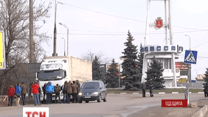 Активисты блокируют движение российских грузовиков на международных трассах Украины