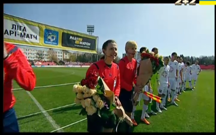 Українську жінку-арбітра квітами привітали з дебютом у чоловічому футболі