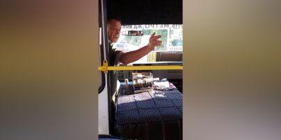 Новини Дніпра: водії автобусів співають за кермом і роздають пасажирам цукерки