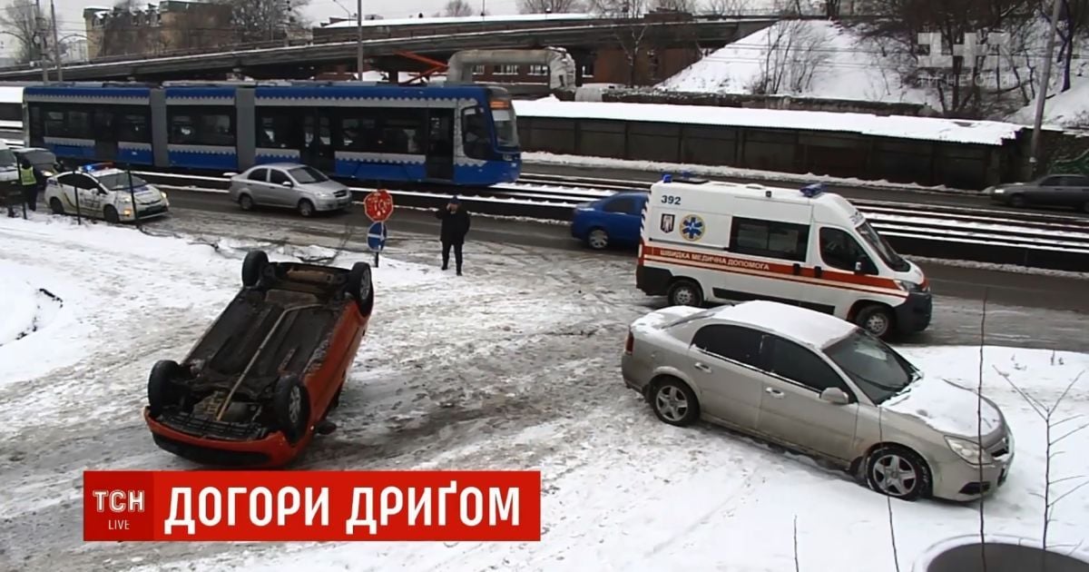У центрі Києва вилетіла з дороги і перекинулася машина