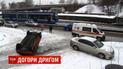 У центрі Києва вилетіла з дороги і перекинулася машина