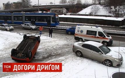 В центре Киева вылетела с дороги и перевернулась машина