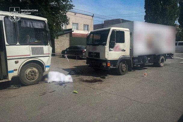Некерована вантажівка влетіла в людей, які виходили з автобу