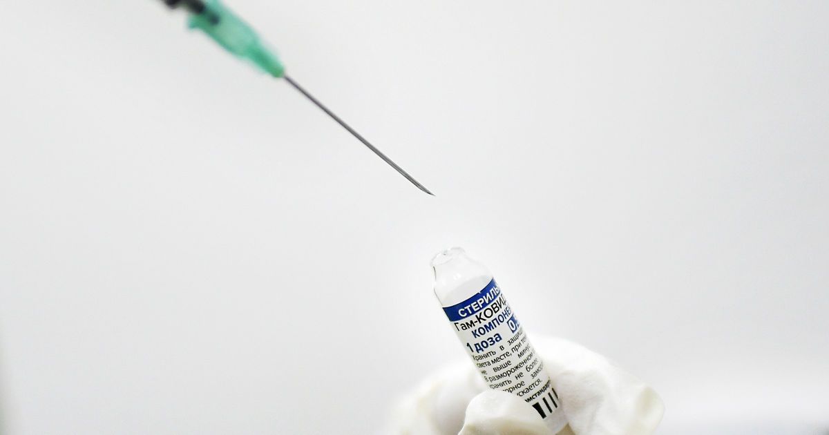 Резников назвал вакцинацию украинцев российской "Спутник V" в Крыму и на Донбассе военным преступлением