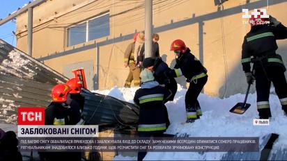 Новини України: у Львові прибудова не витримала ваги снігу і обвалилася