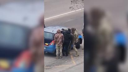 На Киевщине мужчины в военной форме задули газом салон авто и подожгли его