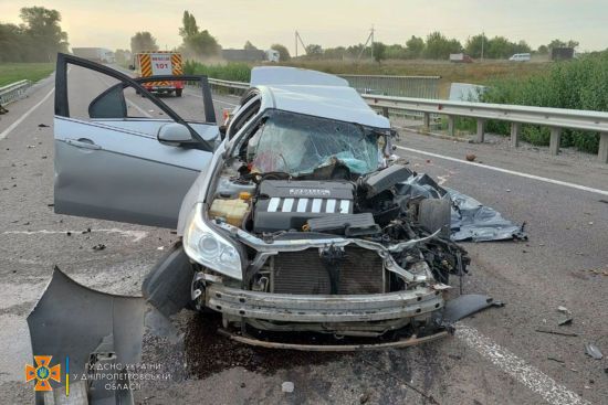 Жахлива ДТП на Дніпропетровщині: авто на шаленій швидкості влетіло у відбійник