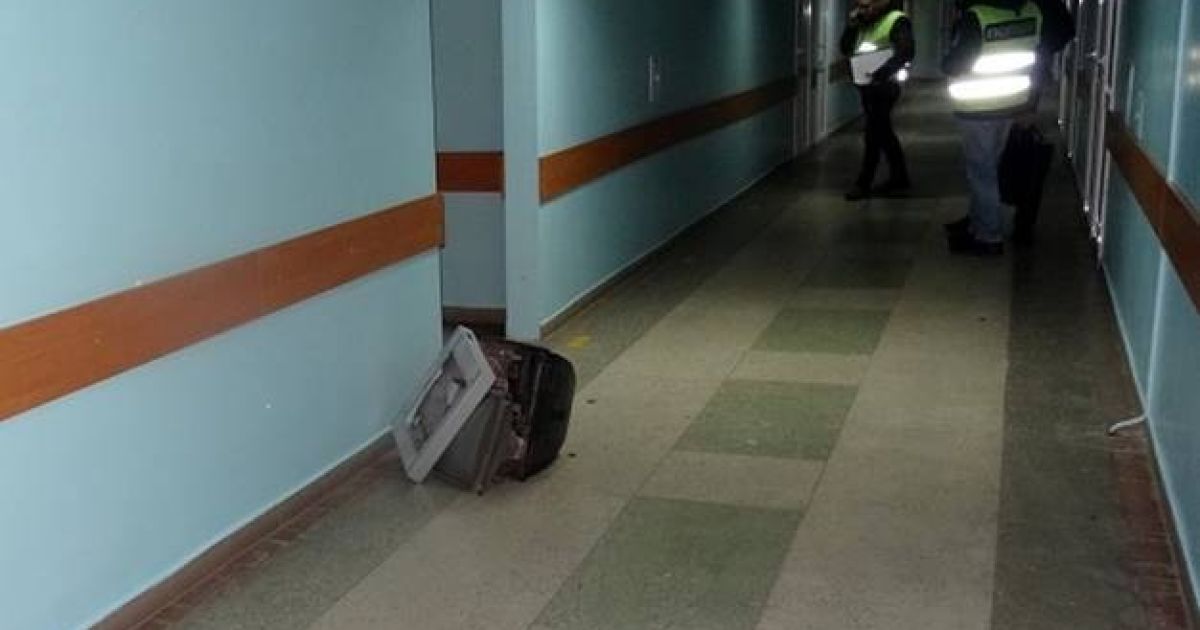 В столичной больнице вор-неудачник пытался вынести из кабинета врача телевизор