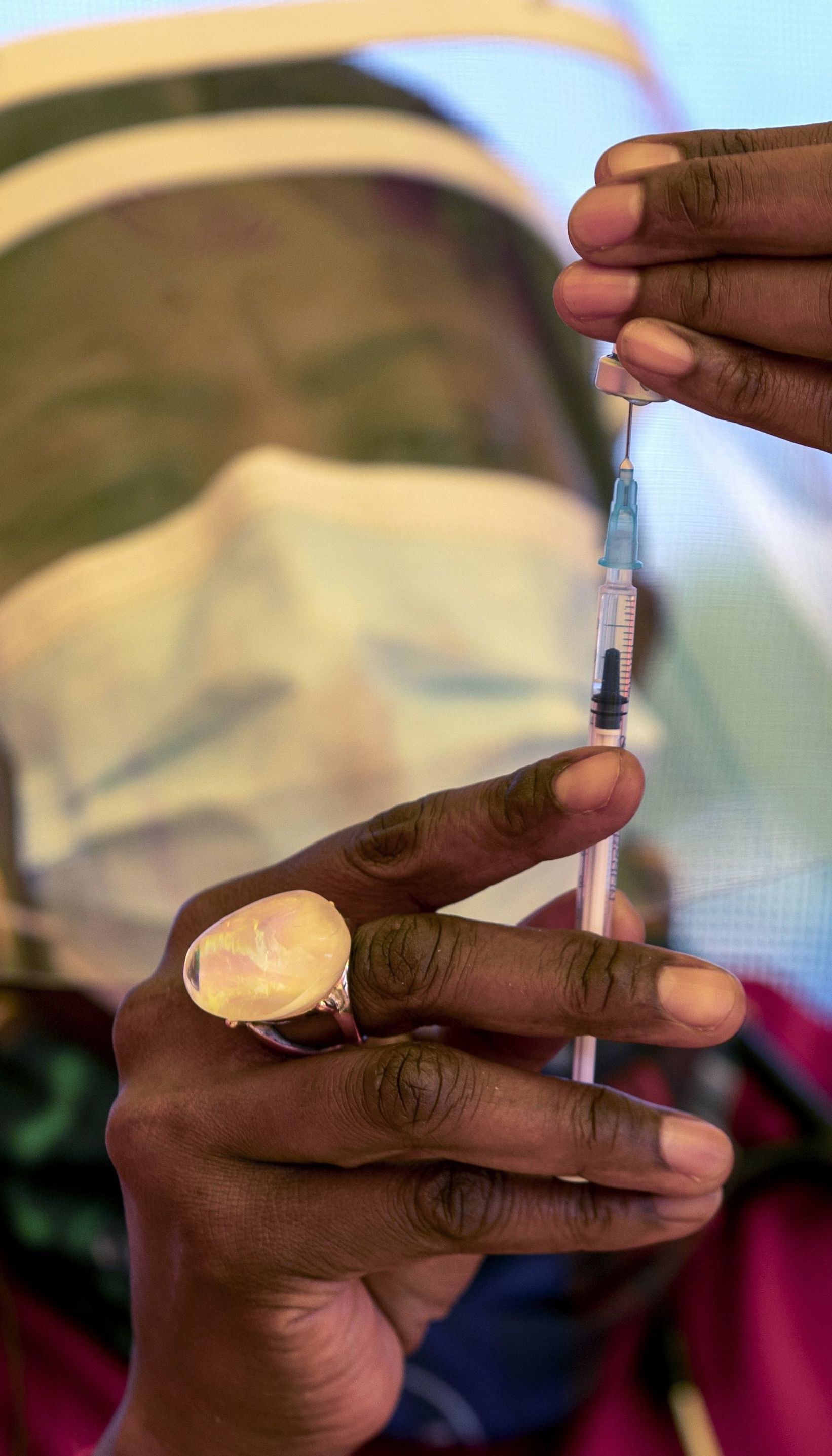 В Африке заявили, что богатые страны "умышленно" провалили COVID-вакцинацию на континенте