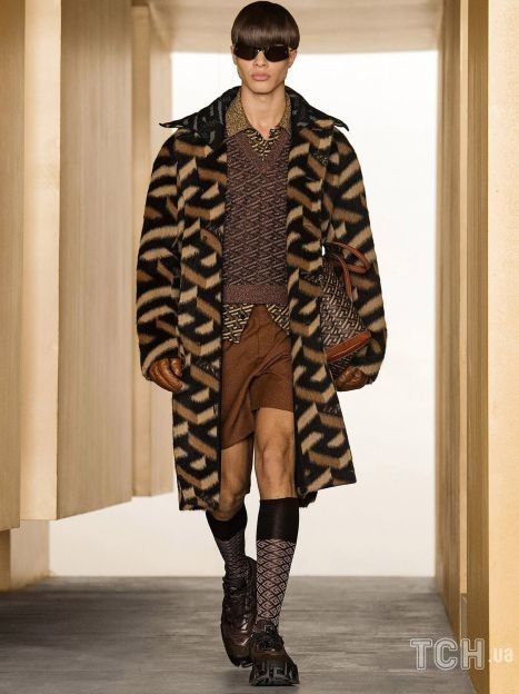 Коллекция Versace прет-а-порте сезона осень-зима 2021-2022 / © East News