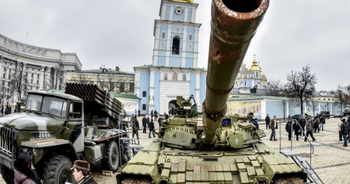 На Михайловской площади выставили "трофейную" российскую военную технику и оружие. / © President.gov.ua