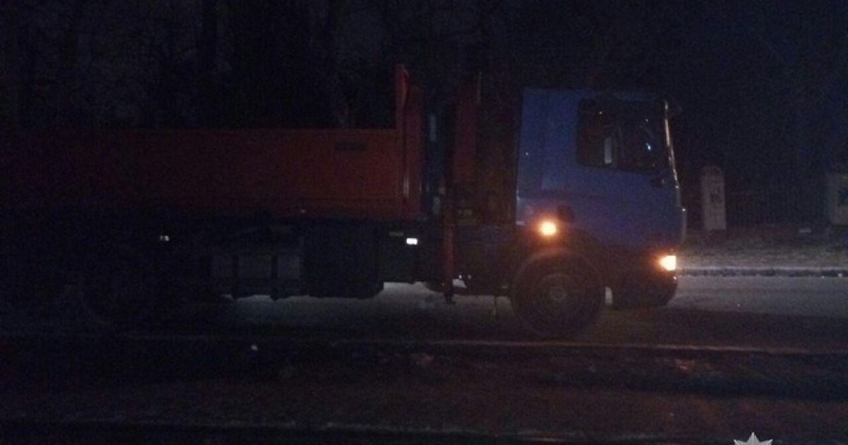 В Одесі в автовежі на ходу випала стріла з ковшем і травмувала жінку на зупинці