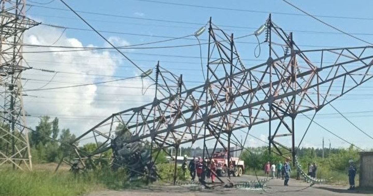 У Києві вантажівка знесла металеву високовольтну електроопору: фото, відео