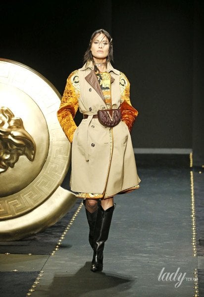 Коллекция Versace прет-а-порте сезона осень-зима 2019-2020 / © East News