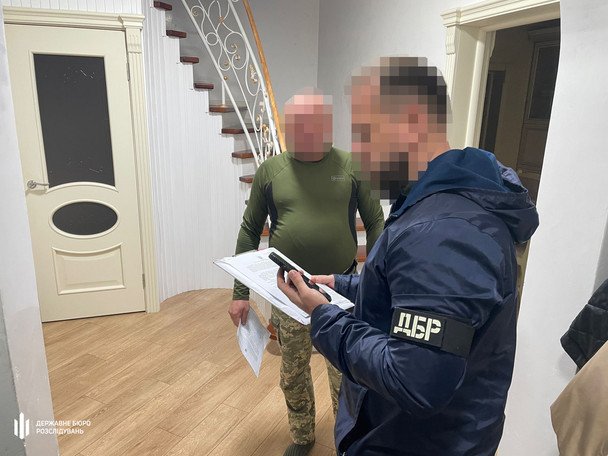 ГБР разоблачило заместителя командира в/ч на Львовщине, который отправлял солдат класть брусчатку вместо службы / © Государственное бюро расследований