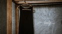 Як зберігати довгий одяг у шафі, щоб він не був помʼятий