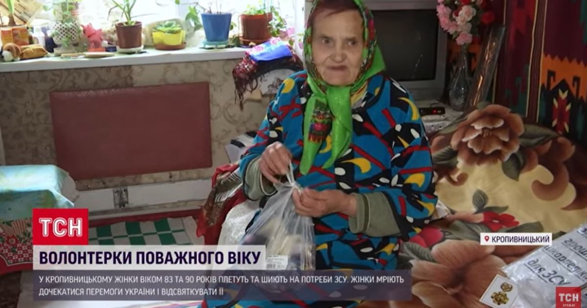 За будь-якої погоди 83-річна Ліда Тимофіївна від ранку вже біля супермаркету, де просто неба вона продає вишиті і сплетені власноруч речі.