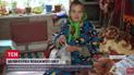 За будь-якої погоди 83-річна Ліда Тимофіївна від ранку вже біля супермаркету, де просто неба вона продає вишиті і сплетені власноруч речі.