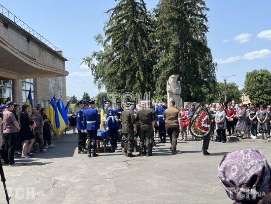 Троє діток залишилося без батька: на Черкащині прощаються з нацгвардійцем Бондаренком, якого збив суддя (фото)