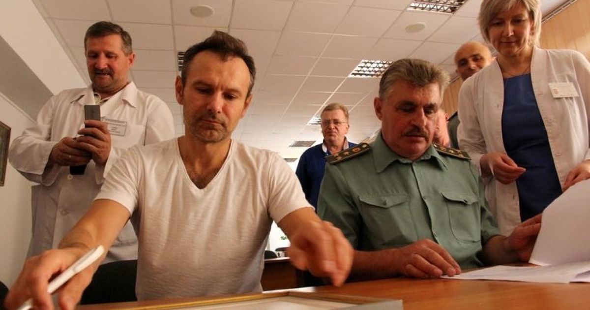 Святослав Вакарчук передал львовскому госпиталю дорогостоящий рентгенаппарат / © Министерство обороны Украины