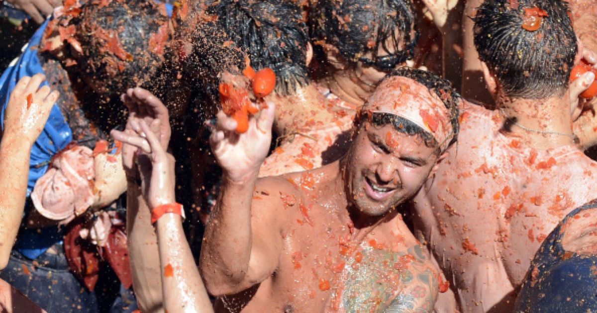 Город ежегодно утопает в томатной "крови"