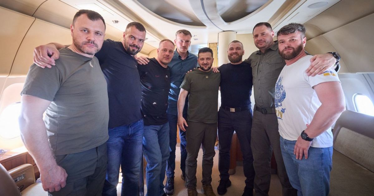 Командири з "Азовсталі" та Зеленський повертаються додому