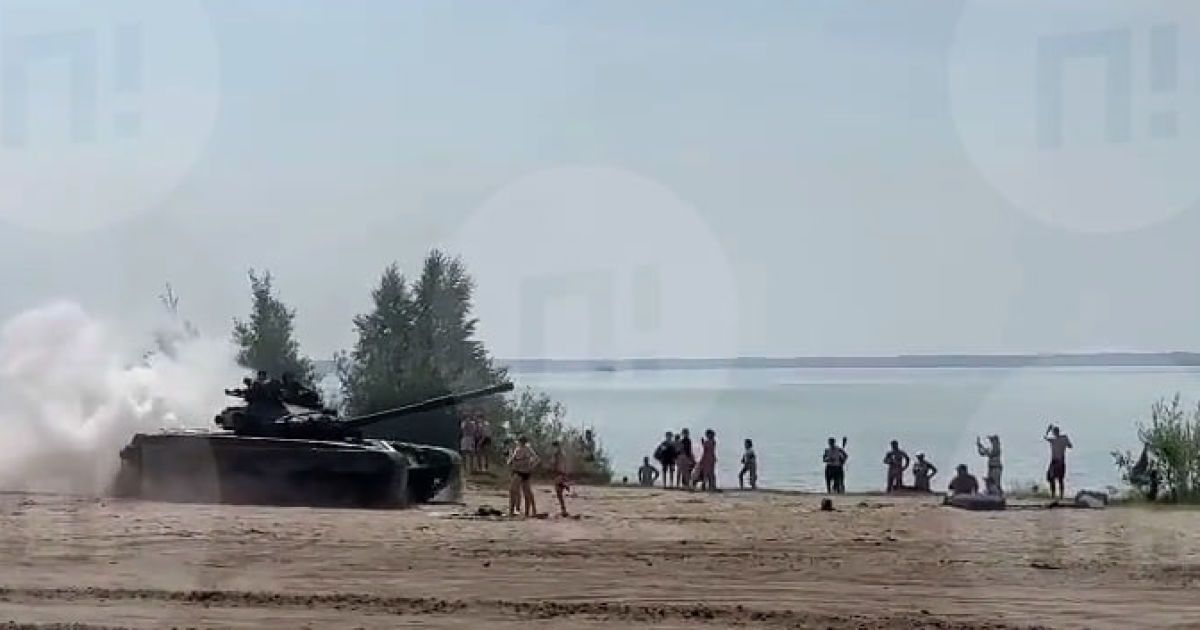 В России танк уехал на пляж и чуть не раздавал отдыхающих. ФОТО: сундуки с видео