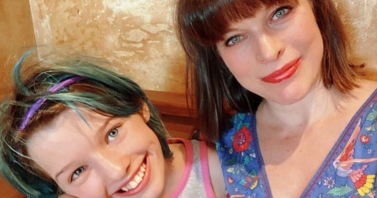Мила Йовович показала, как ее 12-летняя дочь выразительно читает на русском