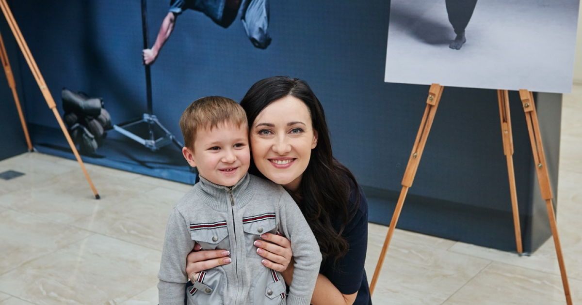 Вітвіцька провела екскурсію для відвідувачів фотовиставки &laquo;Переможці&raquo; / © прес-служба каналу "1+1"