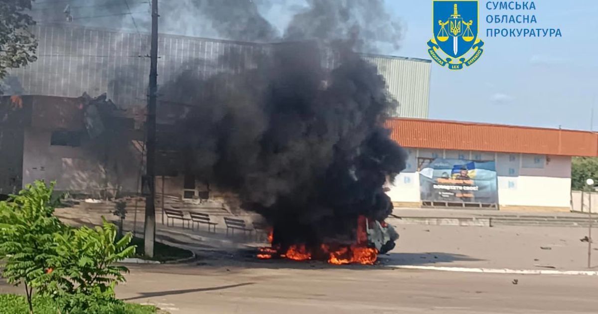 Пожежа внаслідок мінометного обстрілу Сумщини