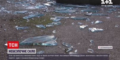 Новини України: у Кропивницькому жінку ледь не вбило скло, яке впало на неї з вікна під'їзду
