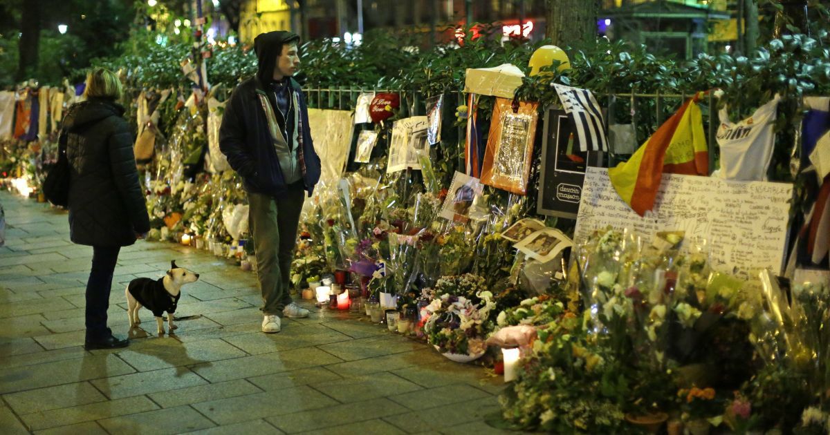 У терактах 2015 року в Парижі загинуло 130 осіб. Тепер батько терориста написав спільну книжку із батьком однієї із жертв