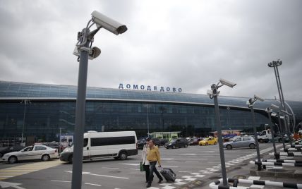 В московском аэропорту самолет врезался в столб