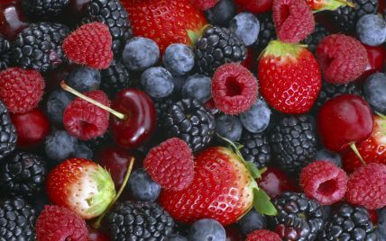 Первые летние ягоды и фрукты: 5 правил предосторожности