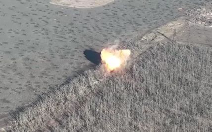 Украинские бойцы уничтожили склад с боекомплектом россиян под Бахмутом: видео