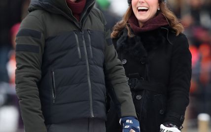 Кембриджи прилетели в Швецию: герцогиня в пальто за 3500 долларов и забавной шапке с помпоном 