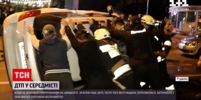 Новини України: у Дніпрі водій, намагаючись протиснутися між автівками, спричинив аварію