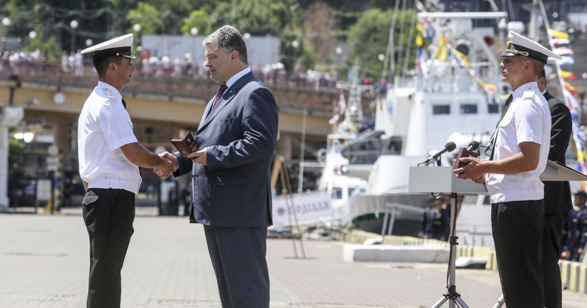 Порошенко вручил медали военным морякам
