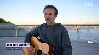 Вакарчук заспівав пісню про Маріуполь на обстріляному мосту в Києві