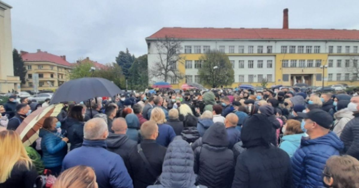 Несмотря на переполненные больницы, в "красном" Ужгороде ослабили карантин: кафе и детсады будут работать