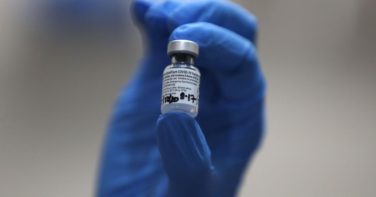 Вакцина Pfizer виявилася ефективною проти мутованого коронавірусу: що кажуть вчені