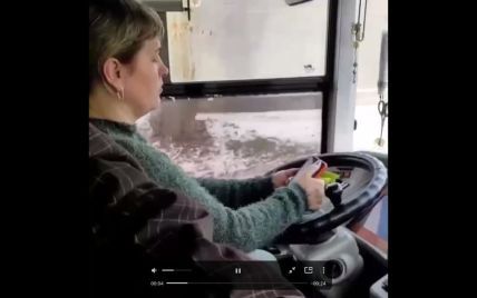 "Профи": в Харькове водитель троллейбуса крутила руль, брала деньги за проезд и сидела в телефоне (видео)