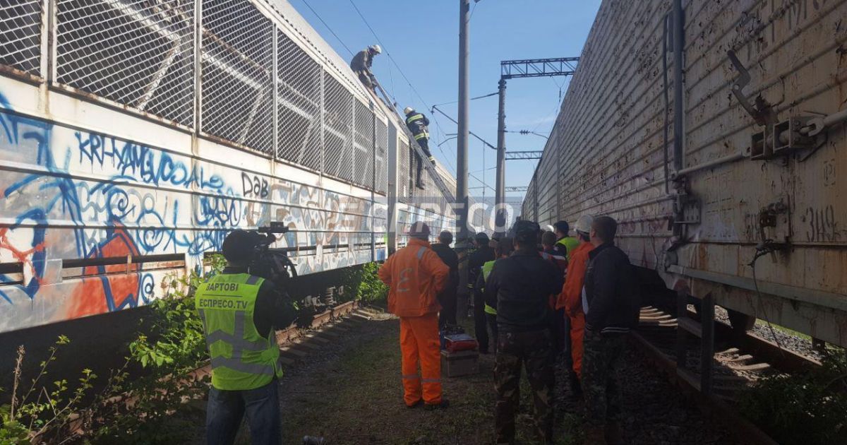 В Киеве экстремалы попытались выпить пиво на крыше электрички, есть погибший