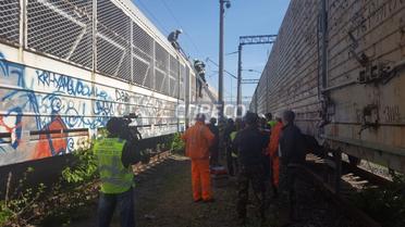 У Києві екстремали спробували випити пиво на даху електрички, є загиблий / © Еспресо TV