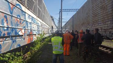 У Києві екстремали спробували випити пиво на даху електрички, є загиблий / © Еспресо TV