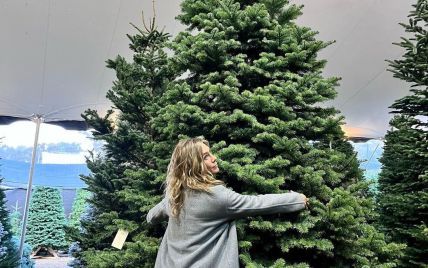Дженнифер Энистон показала, как выбирала елку к Рождеству