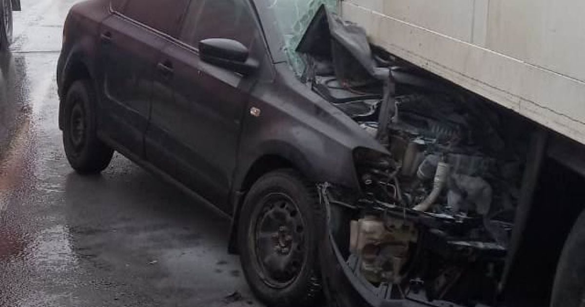 На Одещині два легковики влетіли під вантажівку