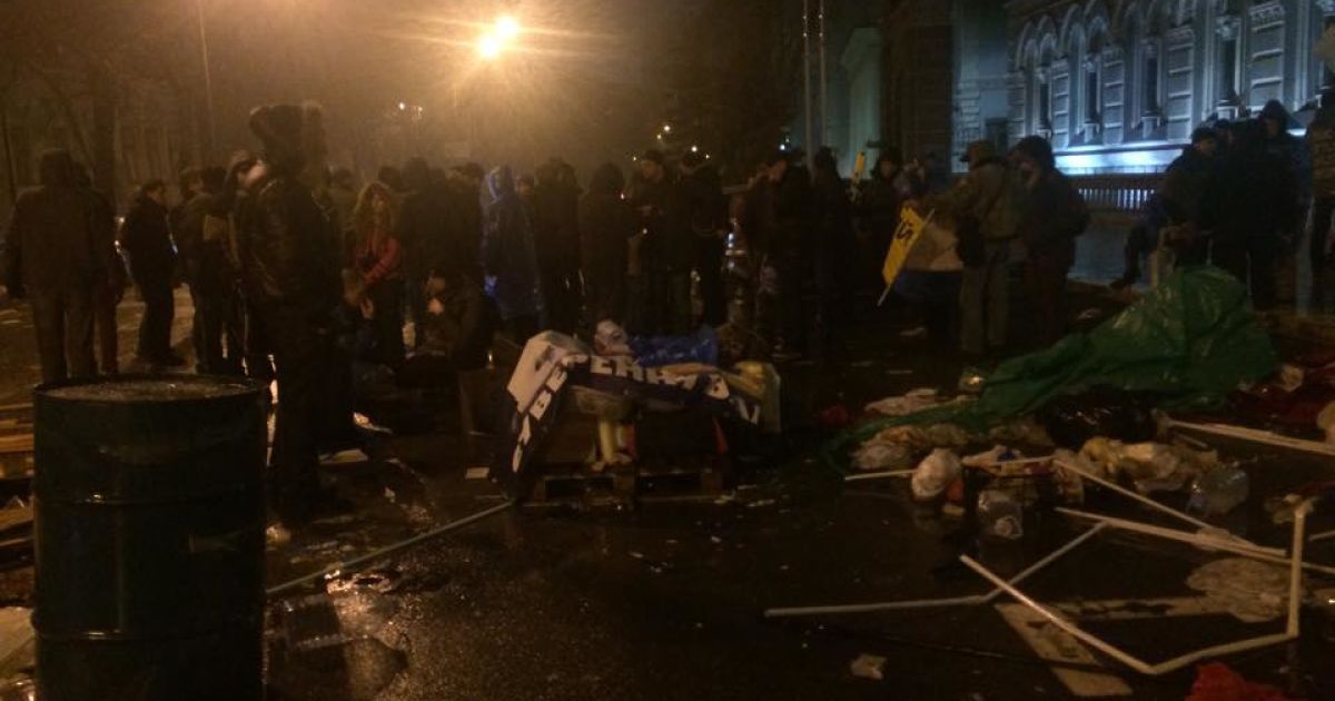 Під Нацбанк приїхало три автобуси із силовиками