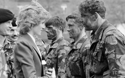 Цей день в історії: принцеса Діана під час зустрічі з військовими